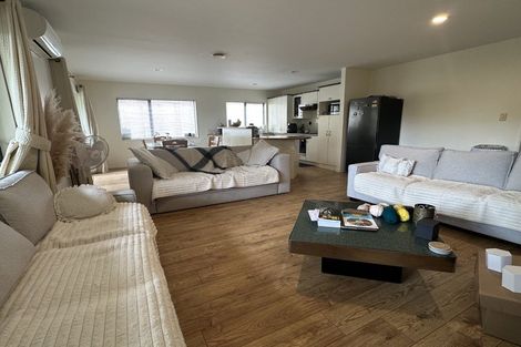 Photo of property in 3/90 Albany Highway, Greenhithe, Auckland, 0632
