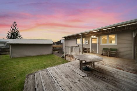 Photo of property in 19 Clendon Place, Manurewa, Auckland, 2102