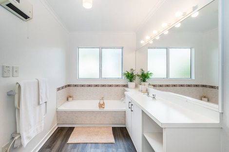 Photo of property in 32 Guildford Drive, Paraparaumu, 5032