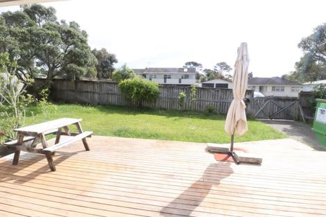 Photo of property in 4 La Rosa Street, Green Bay, Auckland, 0604