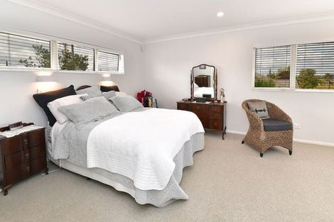 Photo of property in 168 Lakeside Drive, Orewa, 0931