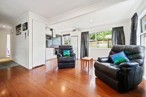 Photo of property in 1/2 Flavia Close, Torbay, Auckland, 0630