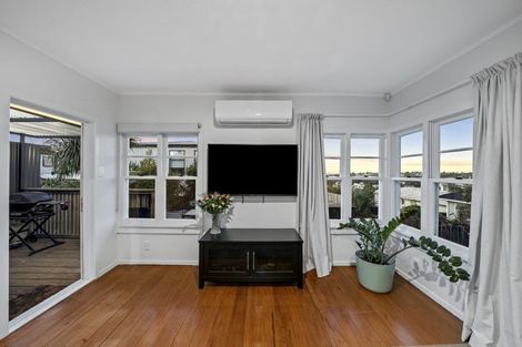 Photo of property in 1/57 Sunnyside Road, Sunnyvale, Auckland, 0612
