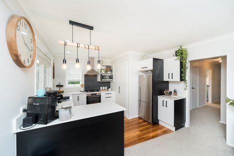 Photo of property in 16 Marsden Place, Awapuni, Palmerston North, 4412
