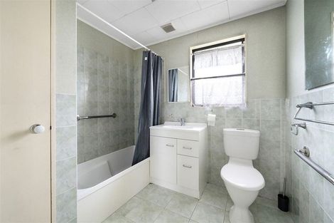 Photo of property in 2 Fruitvale Road, New Lynn, Auckland, 0600