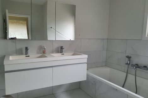 Photo of property in 3/104 East Coast Road, Forrest Hill, Auckland, 0620