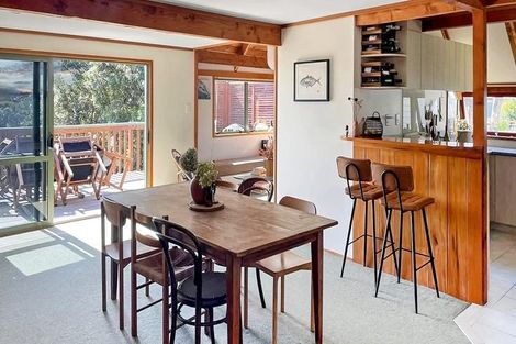 Photo of property in 15 Domain Crescent, Muriwai, Waimauku, 0881