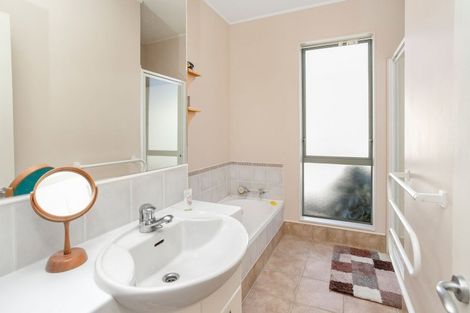 Photo of property in 147a Wellington Street, Howick, Auckland, 2014