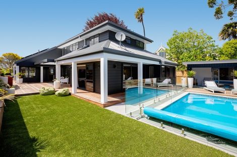 Photo of property in 253 Devonport Road, Tauranga, 3110