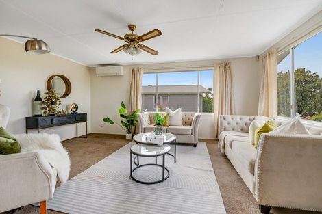 Photo of property in 12 Finn Place, Totara Vale, Auckland, 0629