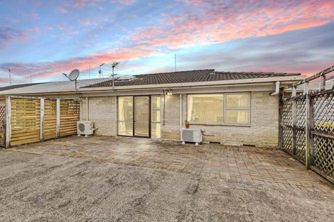 Photo of property in 2/76 Kenderdine Road, Papatoetoe, Auckland, 2025
