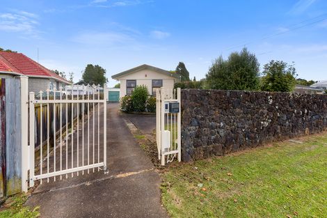 Photo of property in 120 Coronation Road, Mangere Bridge, Auckland, 2022