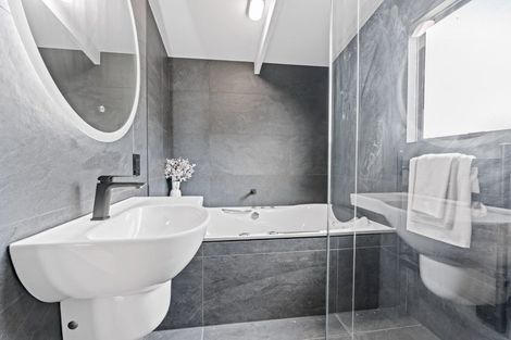 Photo of property in 5 Elizabeth Drive, West Harbour, Auckland, 0618