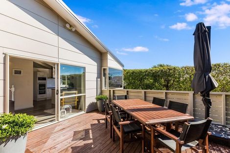 Photo of property in 8 The Crowsnest, Whitby, Porirua, 5024