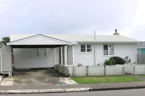Photo of property in 6 Quigley Street, Newlands, Wellington, 6037