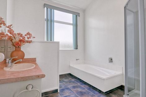 Photo of property in 39 Lanyon Place, Whitby, Porirua, 5024