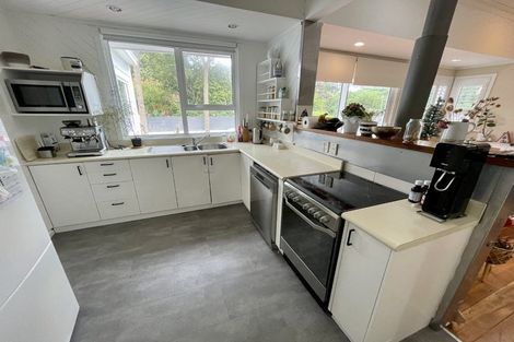 Photo of property in 2 Te Pari Pari Road, Pukerua Bay, 5026