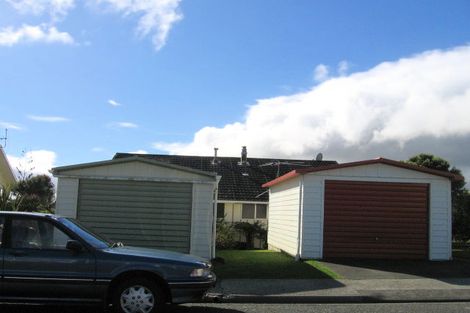 Photo of property in 12a Kingsbridge Place, Newlands, Wellington, 6037