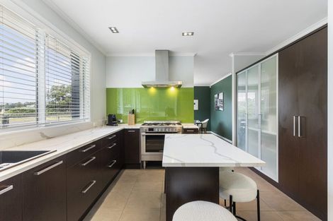 Photo of property in 20 Marine Parade, Mellons Bay, Auckland, 2014