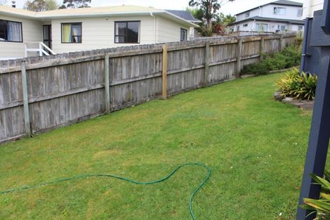 Photo of property in 8 Louise Place, West Harbour, Auckland, 0618