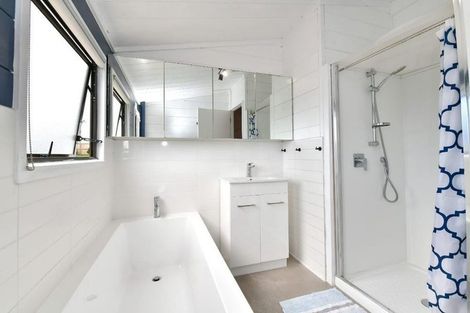 Photo of property in 1389 Whangaparaoa Road, Army Bay, Whangaparaoa, 0930