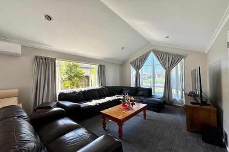 Photo of property in 12 Mellefont Close, East Tamaki Heights, Auckland, 2016
