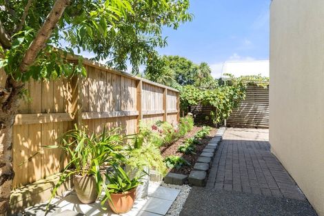 Photo of property in 2/230 East Coast Road, Forrest Hill, Auckland, 0620