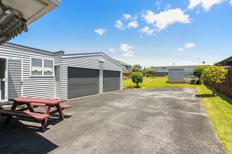 Photo of property in 15 Tiki Street, New Lynn, Auckland, 0600