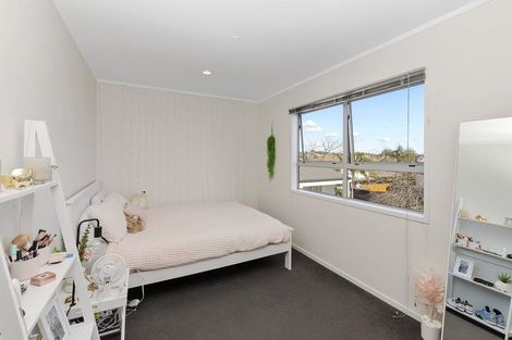 Photo of property in 2/143a Wiseley Road, West Harbour, Auckland, 0618