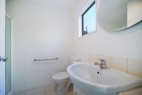 Photo of property in 2a/20 Ian Marwick Place, Birkenhead, Auckland, 0626