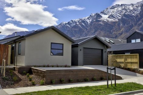 Photo of property in 32 Shelduck Road, Jacks Point, 9371