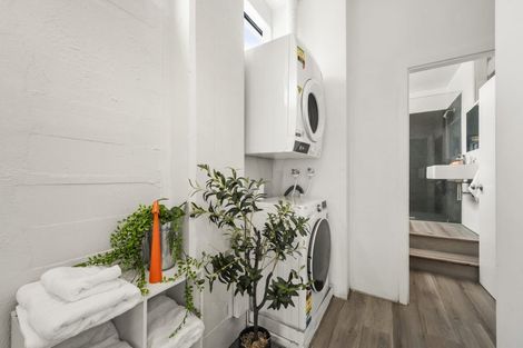 Photo of property in Endeavour Apartments, 18/125u Thorndon Quay, Pipitea, Wellington, 6011