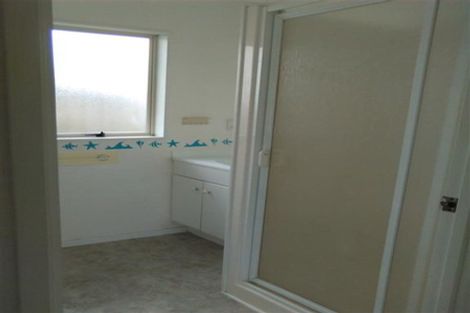 Photo of property in 2/2 Rook Place, Unsworth Heights, Auckland, 0632