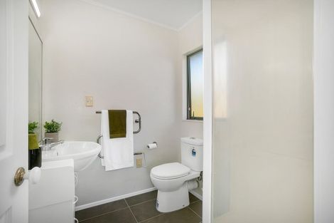 Photo of property in 4 De Havilland Drive, Goodwood Heights, Auckland, 2105