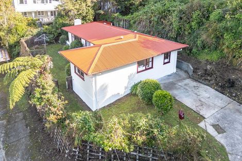 Photo of property in 23 Governor Road, Northland, Wellington, 6012