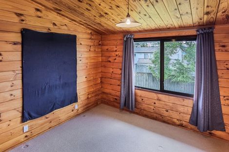 Photo of property in 8 Metric Place, Te Atatu South, Auckland, 0610