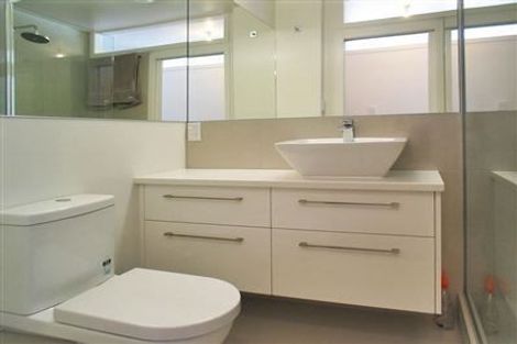 Photo of property in 2f3 Oriental Terrace, Mount Victoria, Wellington, 6011