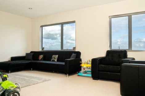 Photo of property in 130 Keri Vista Rise, Papakura, 2110