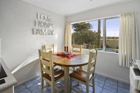 Photo of property in 44 Challen Close, Conifer Grove, Takanini, 2112