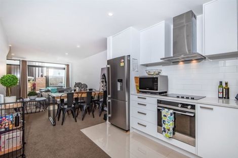 Photo of property in 3/15 Chivalry Road, Glenfield, Auckland, 0629