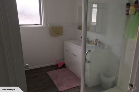 Photo of property in 3 Statesman Street, Henderson, Auckland, 0612