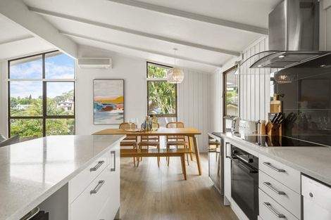 Photo of property in 18 Macnay Way, Murrays Bay, Auckland, 0630