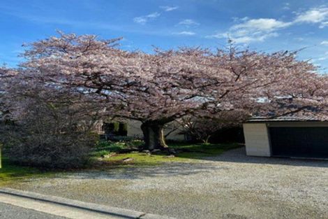 Photo of property in 8 Kennedy Crescent, Wanaka, 9305