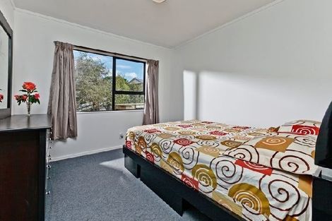 Photo of property in 1/1 Cheval Drive, Totara Vale, Auckland, 0629