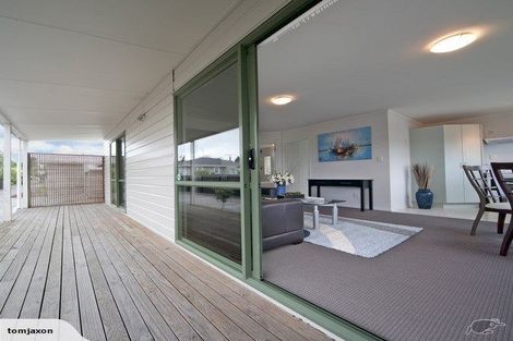 Photo of property in 17a Enderby Drive, Te Atatu Peninsula, Auckland, 0610