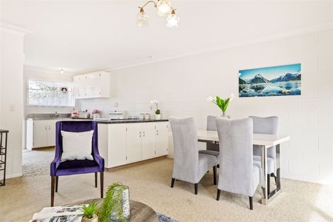 Photo of property in 2/8 Pamela Place, New Lynn, Auckland, 0600