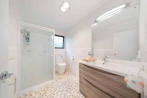 Photo of property in 215 Kaipara Road, Papakura, 2582