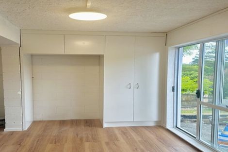 Photo of property in 2/59 Pupuke Road, Birkenhead, Auckland, 0627