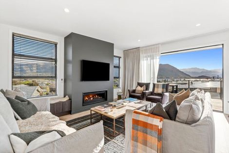 Photo of property in 33 Kirimoko Crescent, Wanaka, 9305