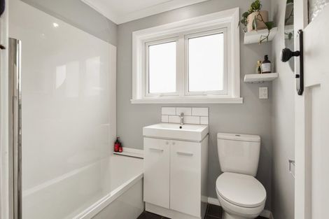 Photo of property in 28 Montgomery Avenue, Karori, Wellington, 6012